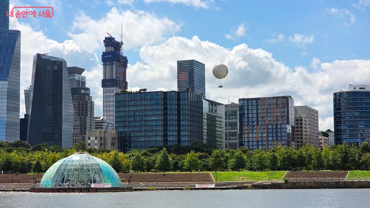 한강버스에 바라본 여의도수변공원과 서울달 모습 ⓒ최용수