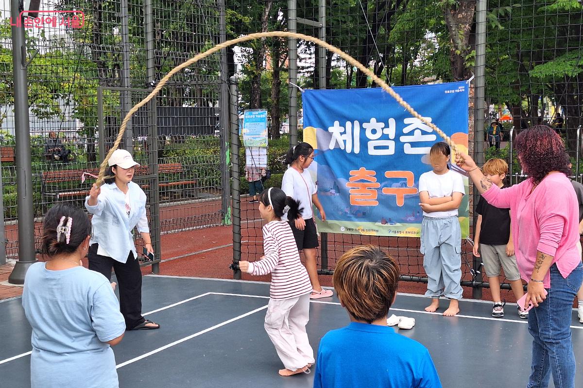 체험존에서 줄넘기를 하며 즐거운 시간을 보내고 있는 어린이들