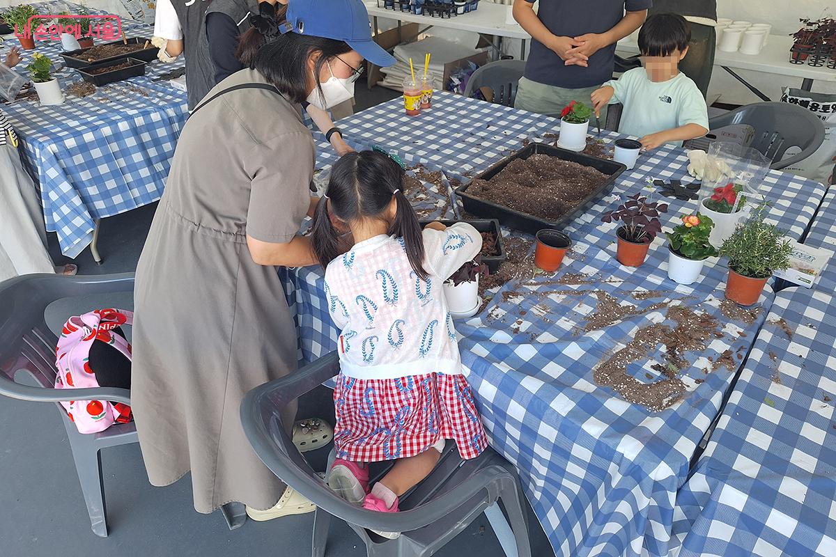 온 가족이 참가해 세상에 하나뿐인 나만의 화분을 만들며 잊지 못할 추억들을 만들어간다.