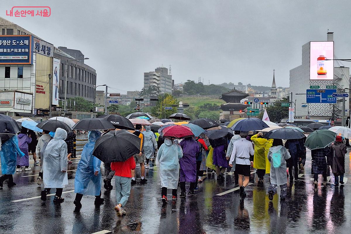 선두 참가자들이 DDP를 출발해 흥인지문 언덕으로 향하고 있다.