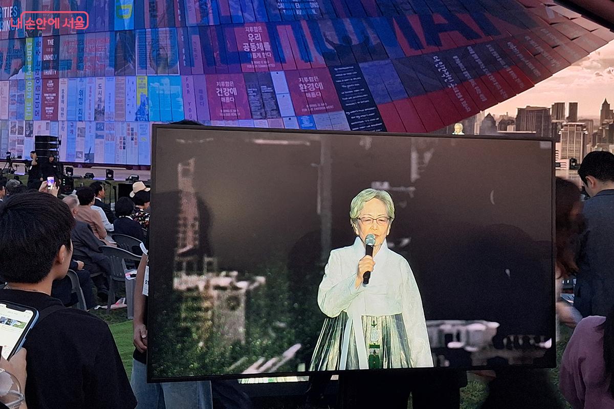 원로배우 김영옥씨가 비엔날레의 개막을 알리는 찬조연설을 하고 있다.