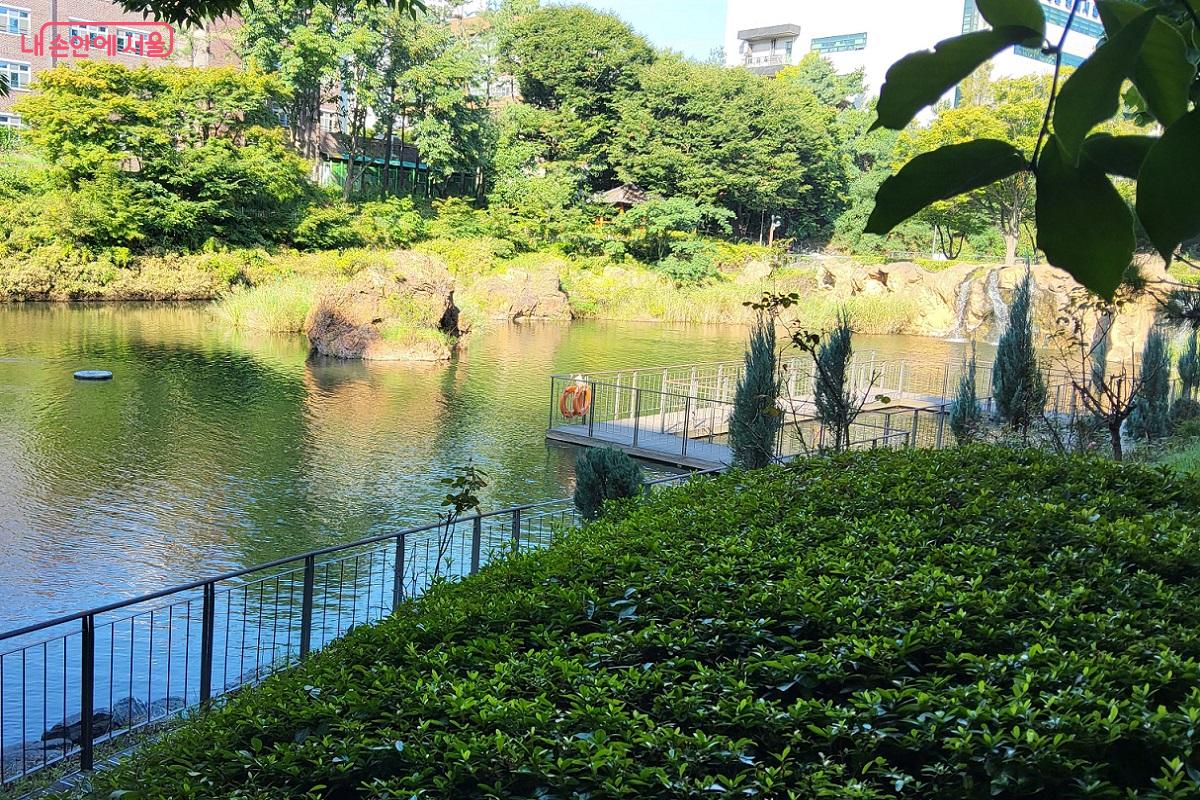 인공폭포와 물고기가 노니는 넓은 연못이 있는 허준근린공원 &copy;이상돈