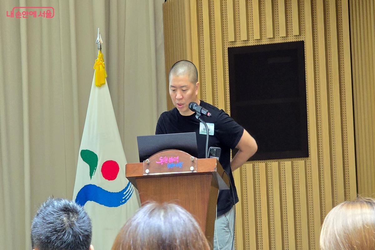 종로구 가회동 ‘푸투라서울’을 설계한 김원방 소장이 설명을 하고 있다. ©김윤경