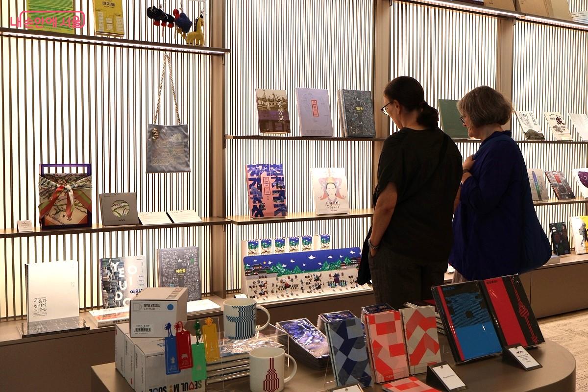 박물관 '뮤지업숍'에 외국인들의 발걸음이 끊임없이 이어졌다. ©이봉덕