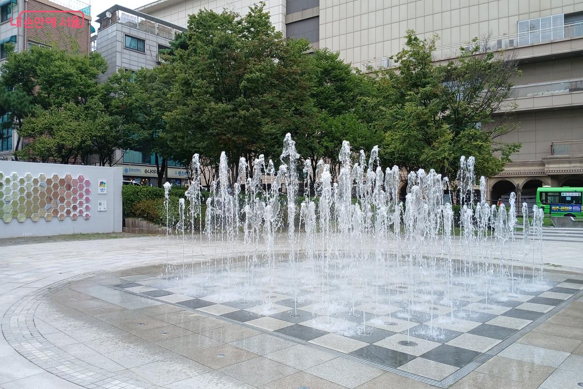 분수가 시원하게 뿜고 있다. ©유지민