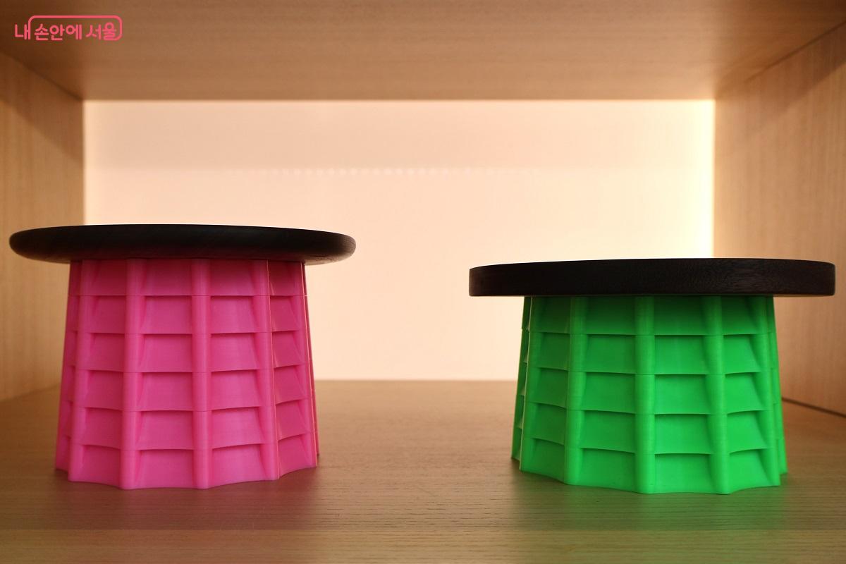 알록달록한 색상을 가진 소반의 모습이 흥미롭다. ©이봉덕
