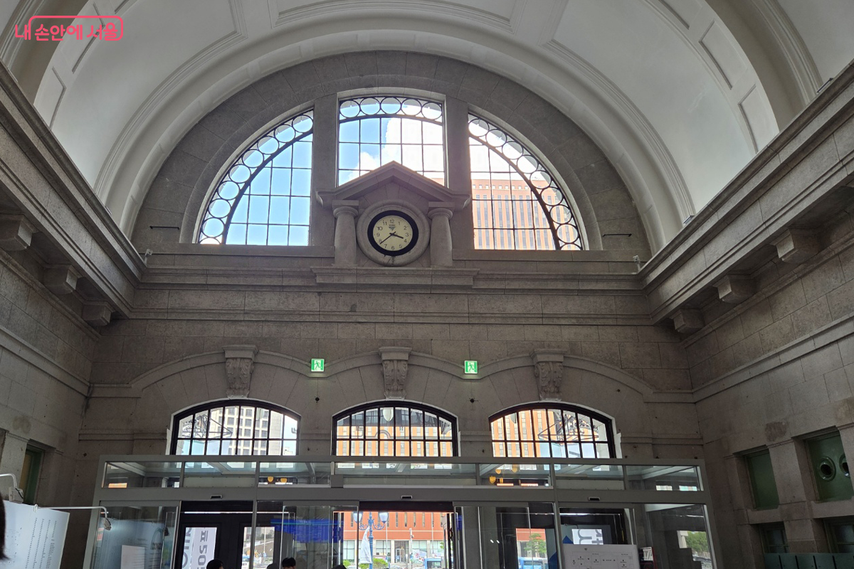 중앙홀 출입문 위 시계와 유리창은 르네상스 건축의 설치 작품 같다. ©장미화
