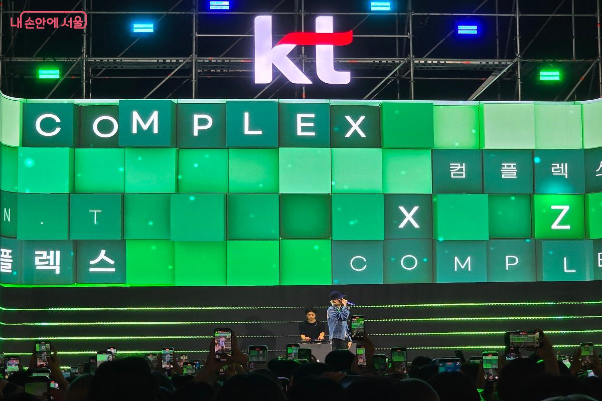 자이언티가 '컴플렉스'를 열창하고 있다. &copy;김범석