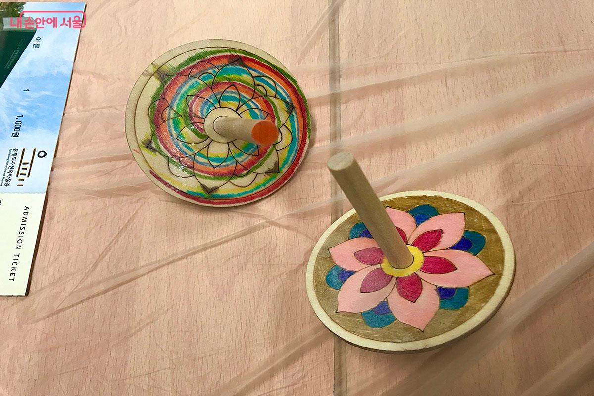 팽이에 단청문양을 그려 색칠해 만들었다. &copy;이정민