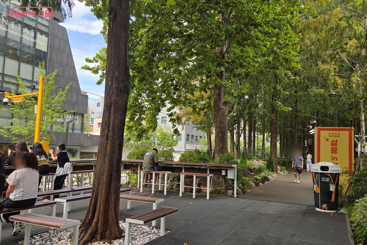 양재 살롱드가든에도 앉아 쉴 수 있는 공간이 있다. &copy;김미선