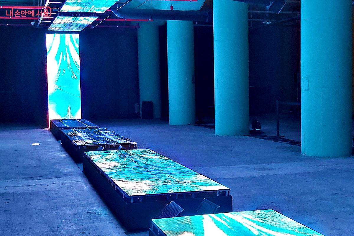 신당동과 동대문 거리의 소음, 지하철 기계음, 테크노 리듬이 섞인 ‘사운드 스케이프’는 도시 그 자체를 전시장으로 만들었다. ©정향선