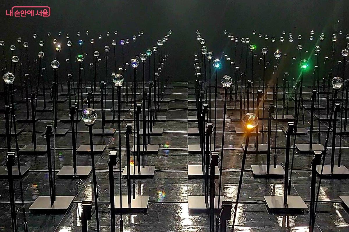 파도처럼 움직이는 크리스털 &copy;박미선