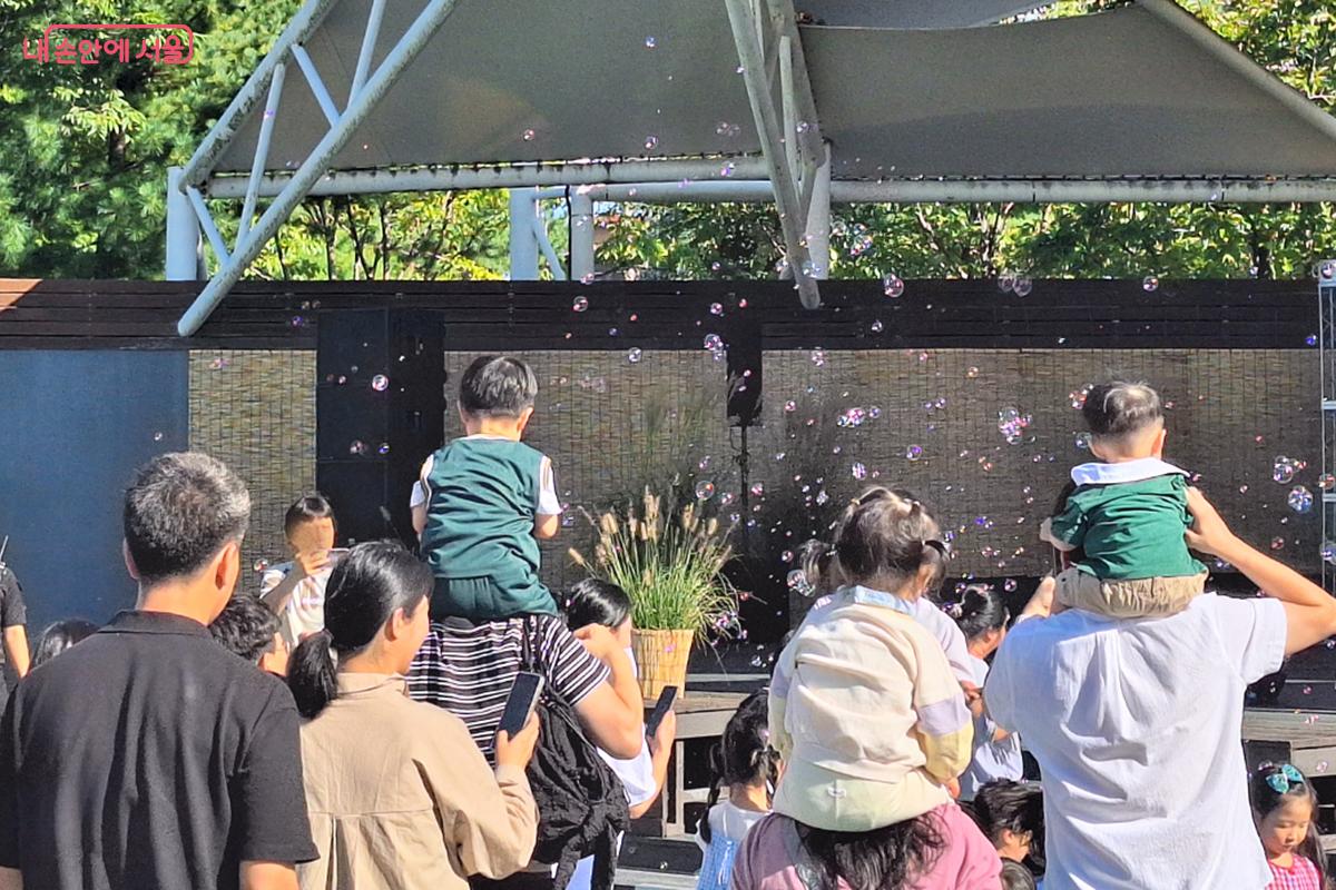 부모님들의 등목을 타고 공연을 즐기는 아이들의 모습은 보는 이들의 마음까지 즐겁게 한다.