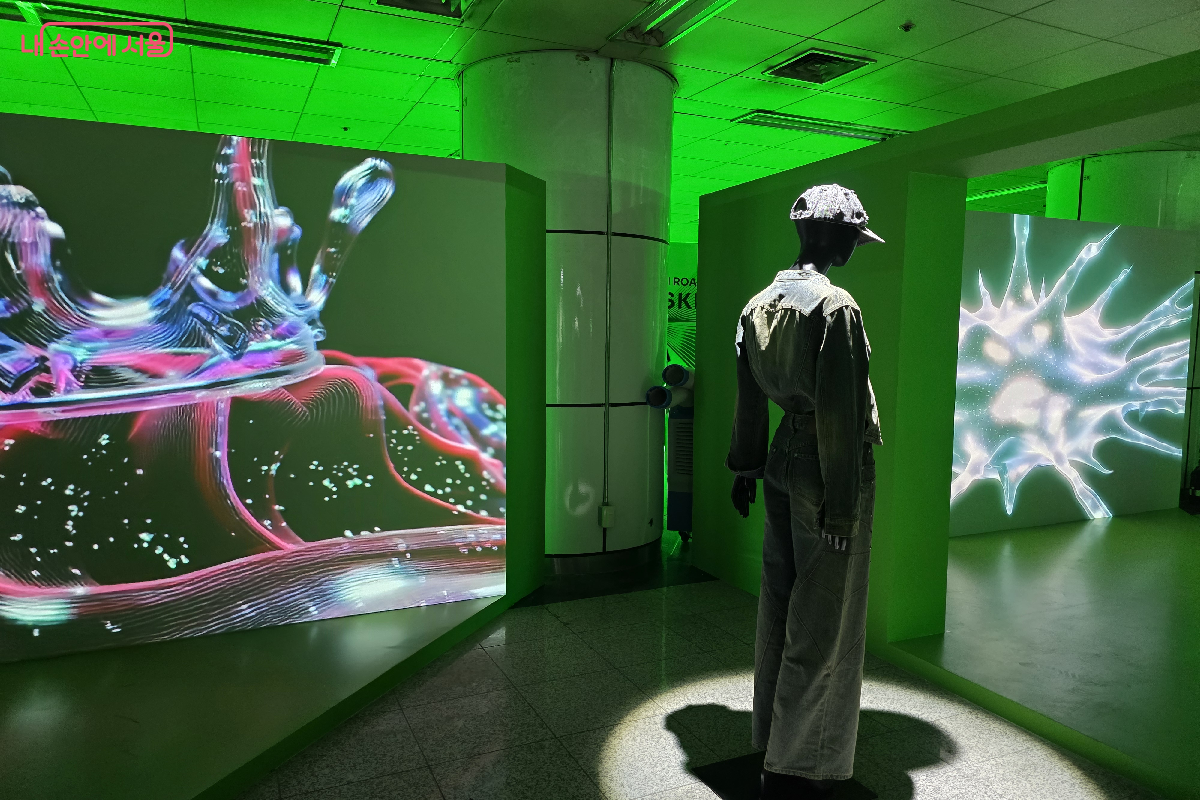 작품을 마네킹에 입혀 세워두고 그 옆에서는 영상 작품이 상영 중이다.&copy;구정숙