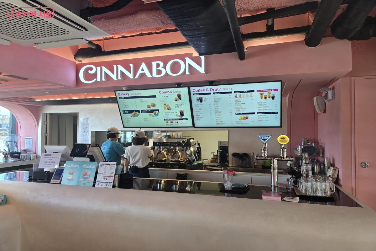 시나몬 빵과 커피 한잔의 여유를 즐길 수 있다. ⓒ조송연