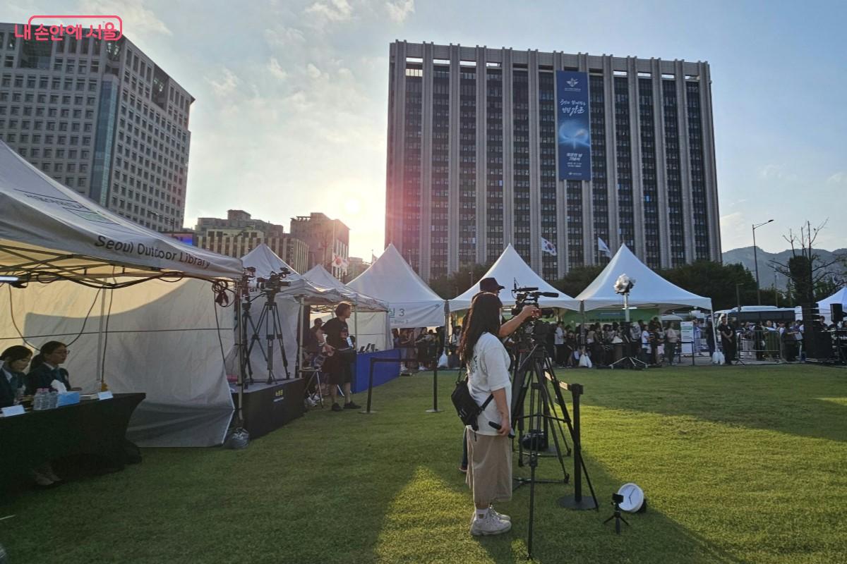 참가자들의 모습을 영상과 사진으로 기록하고 있는 진행 요원들 ©최정윤