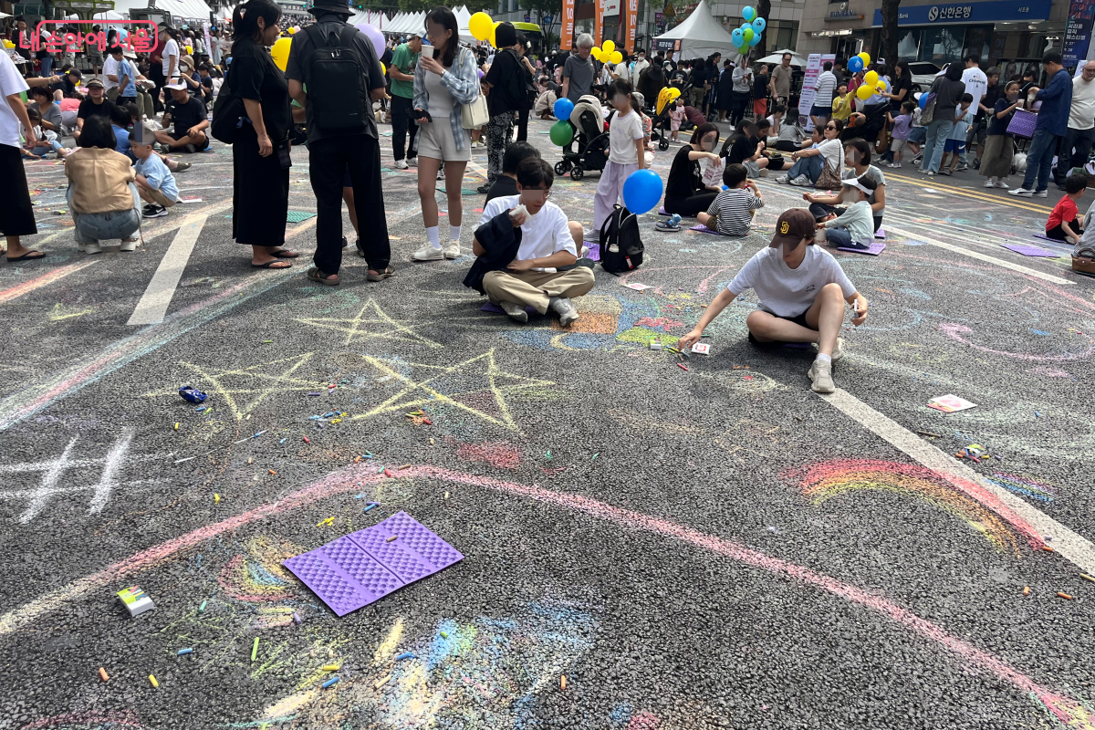 도로 전체를 거대한 도화지로 바꿔 놓았다. ©김연희