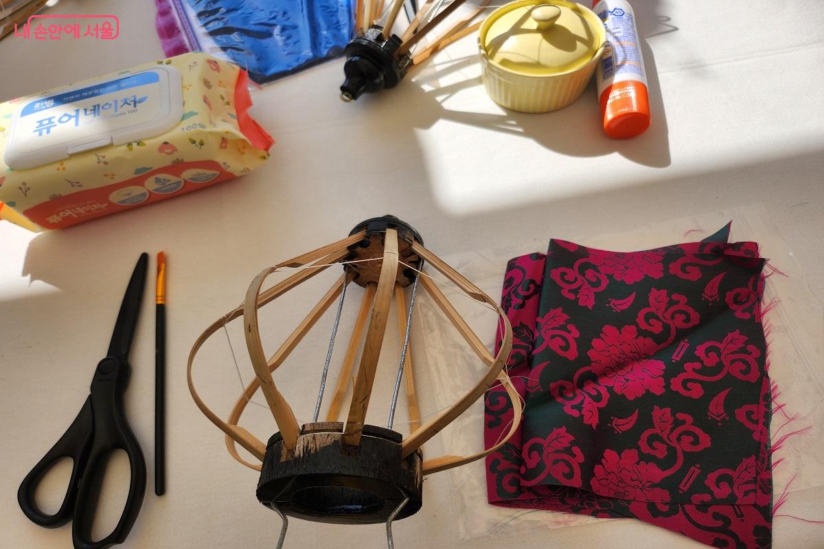 테이블에 구비된 재료들 ©이소현 