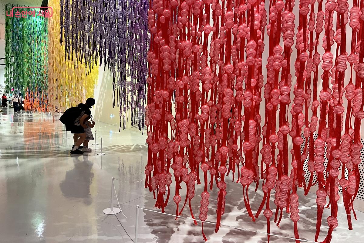 색감이 화려한 작품부터 공간감이 느껴지는 작품까지 구성이 다양하다. &copy;박지영