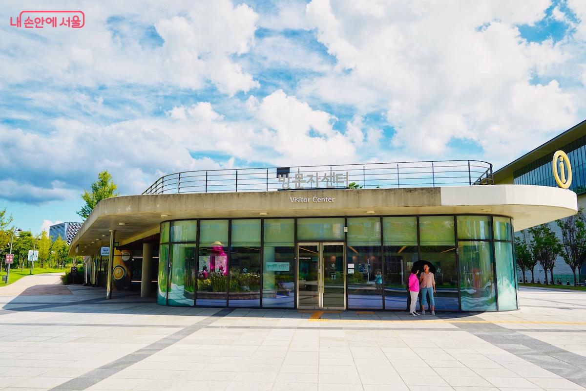 서울식물원 입구에 자리한 방문자센터 ©김혜민