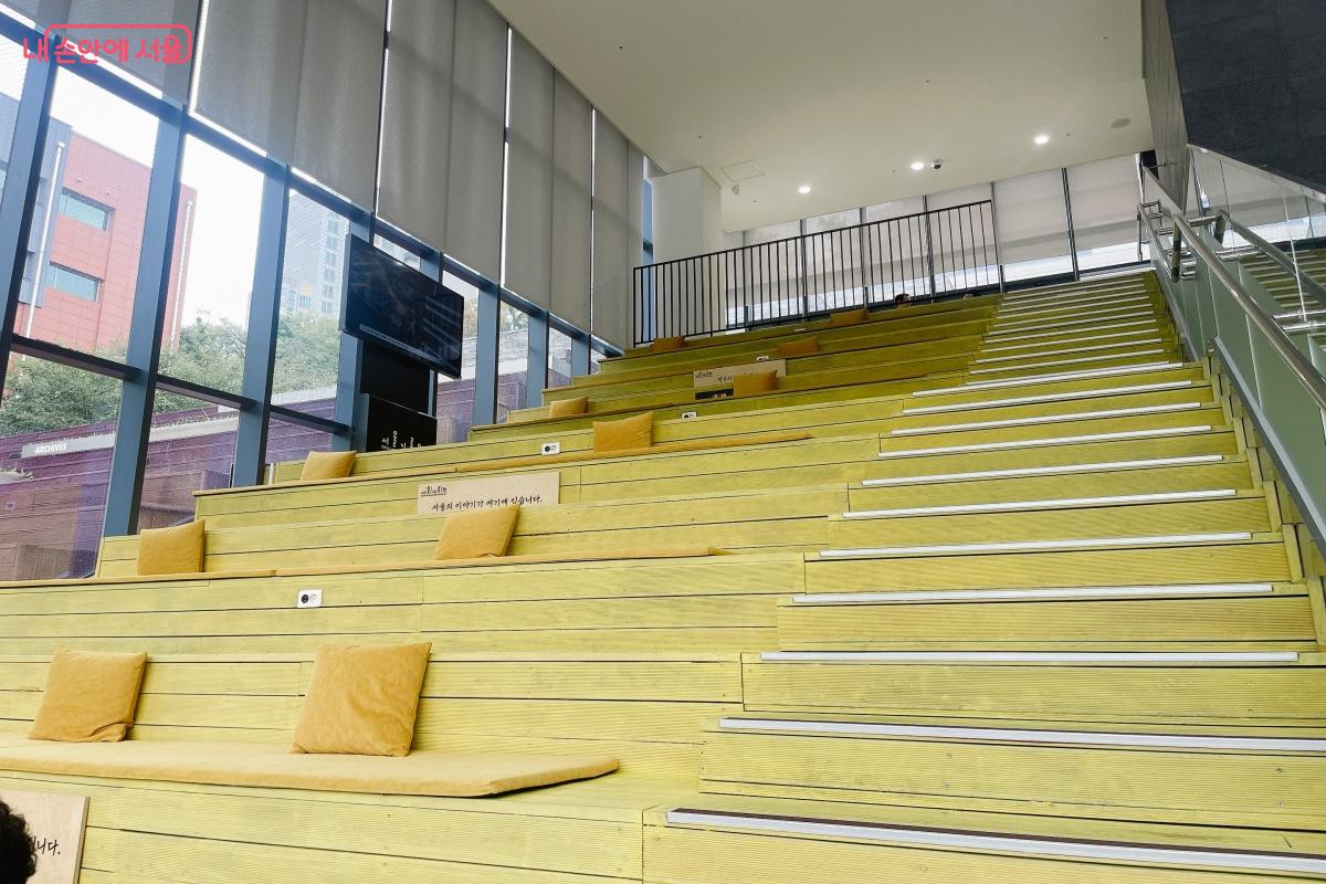 계단형 쉼터가 있어 편하게 쉴 수 있다. &copy;노윤지