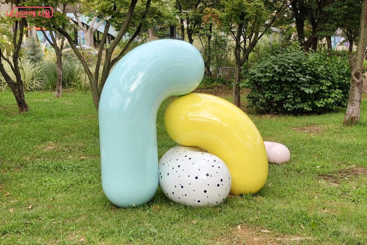 따뜻하면서도 부드러운 인상을 주는 양진옥 작가의 ‘포옹’ ©임채영