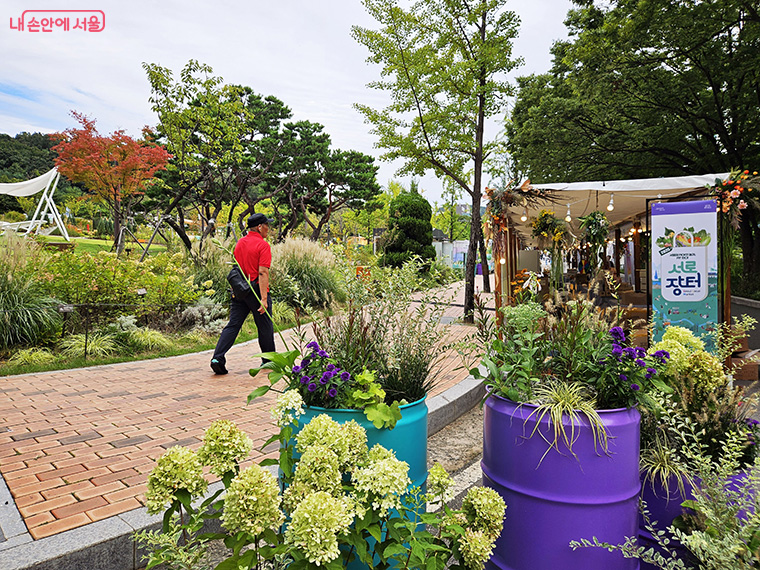 전국 지자체 및 공공기관이 참여해 지역 농특산물을 판매하는 ‘서로장터’ 
