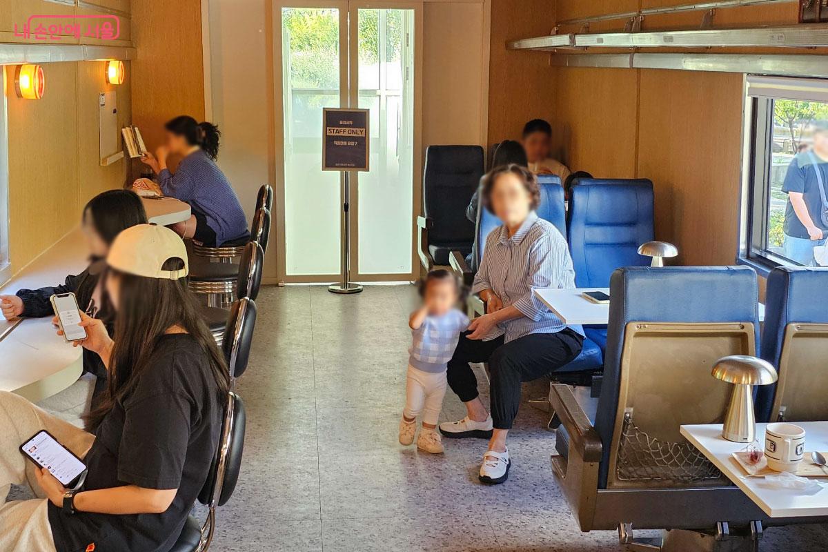 많은 시민들이 카페를 이용하고 있는 모습 ©홍혜수  