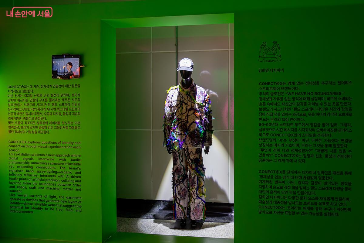 김희연 디자이너 손으로 직접 색을 입히는 핸드 스프레이 다잉을 통해 개인의 흔적이 담긴 옷을 만들어낸다. ©문청야