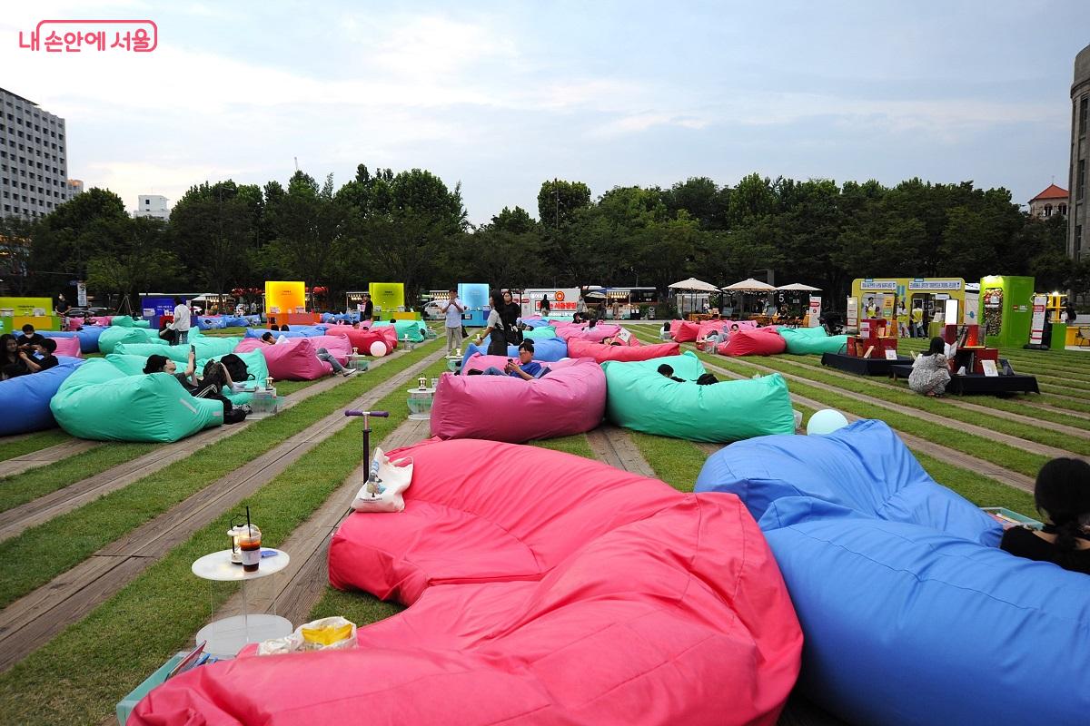 &lsquo;가족 빈백&rsquo;이 설치된 &lsquo;하늘멍&middot;책멍, 책읽는 서울광장&rsquo;의 모습 &copy;조수봉