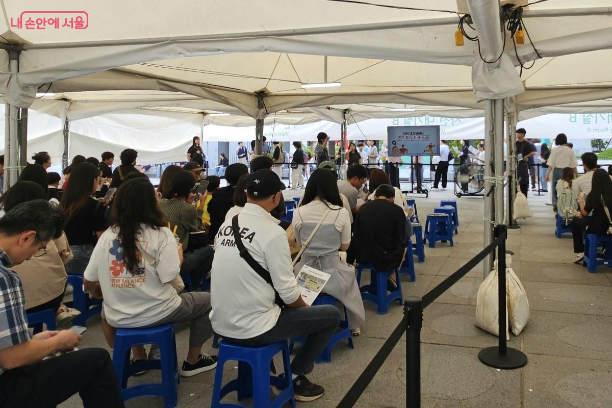 대기실 안에 모여 있는 많은 참가자들 ©최정윤