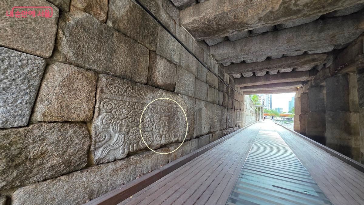 태종은 신덕왕후 정릉의 석물로 광통교를 복원하여 뭇사람들이 밟도록 했다(동그랗게 표시된 부분은 거꾸로 박힌 신장석 모습). ©최용수