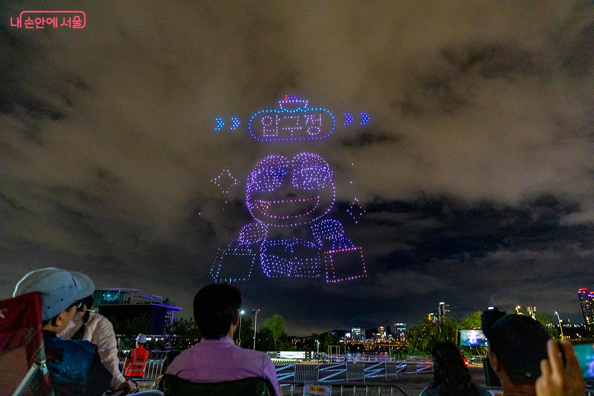 한강버스 정류장이 있는 여의도, 망원, 압구정, 잠실 등 각 지역의 특징을 살린 표현들이 하늘 위에서 차례로 펼쳐졌다. ©문청야