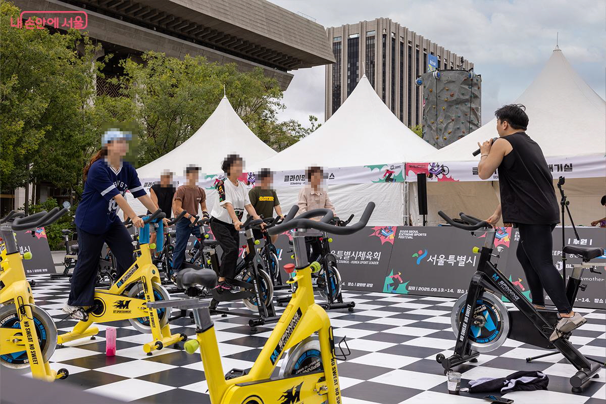 스피닝 존에서 시민들이 강사의 지도에 따라 자전거 운동을 즐기고 있다. &copy;장신자