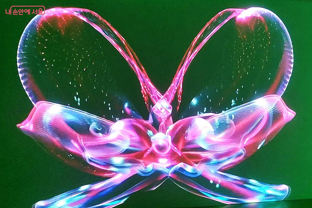 벽면을 따라 움직이는 빛, 리드미컬하게 울리는 테크노 비트, 공간을 가득 채운 색채의 흐름은 마치 디지털 꿈속을 걷는 느낌이었다. ©정향선