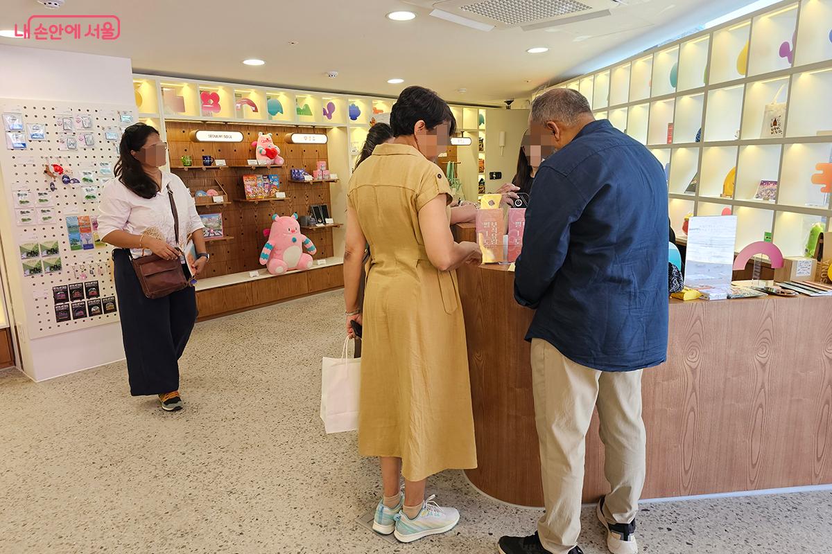 지역별 특색을 살린 팔도 보석 키링과 ‘동백이’ 캐릭터 굿즈가 방문객들 사이에서 큰 인기를 끌고 있으며, 선물용으로도 좋은 아이템이다. ©이혜숙