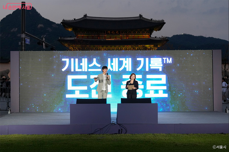 '세계 최대 독서릴레이'는 당초 목표했던 3,180명보다 352명이 많은 3,532명으로 도전에 성공했다. ©서울시