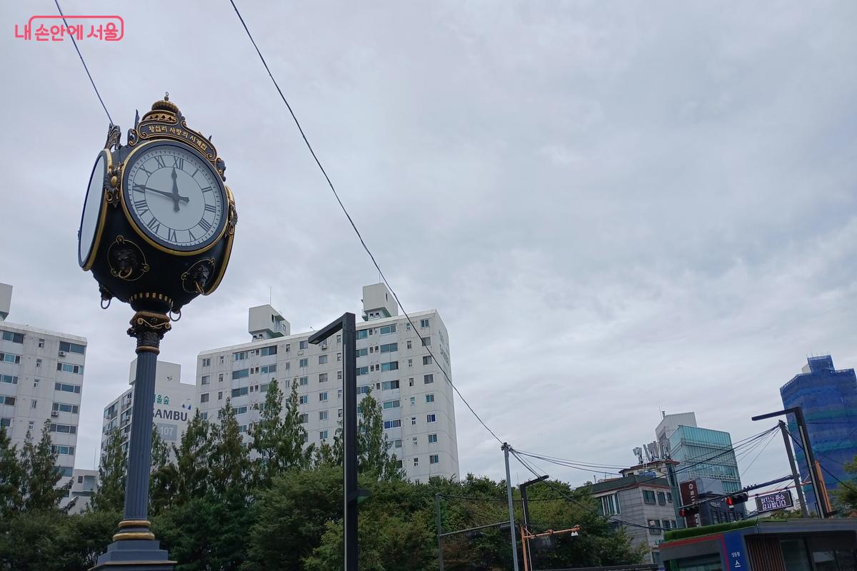 왕십리광장에서 가장 눈에 띄는 시계탑 ©유지민
