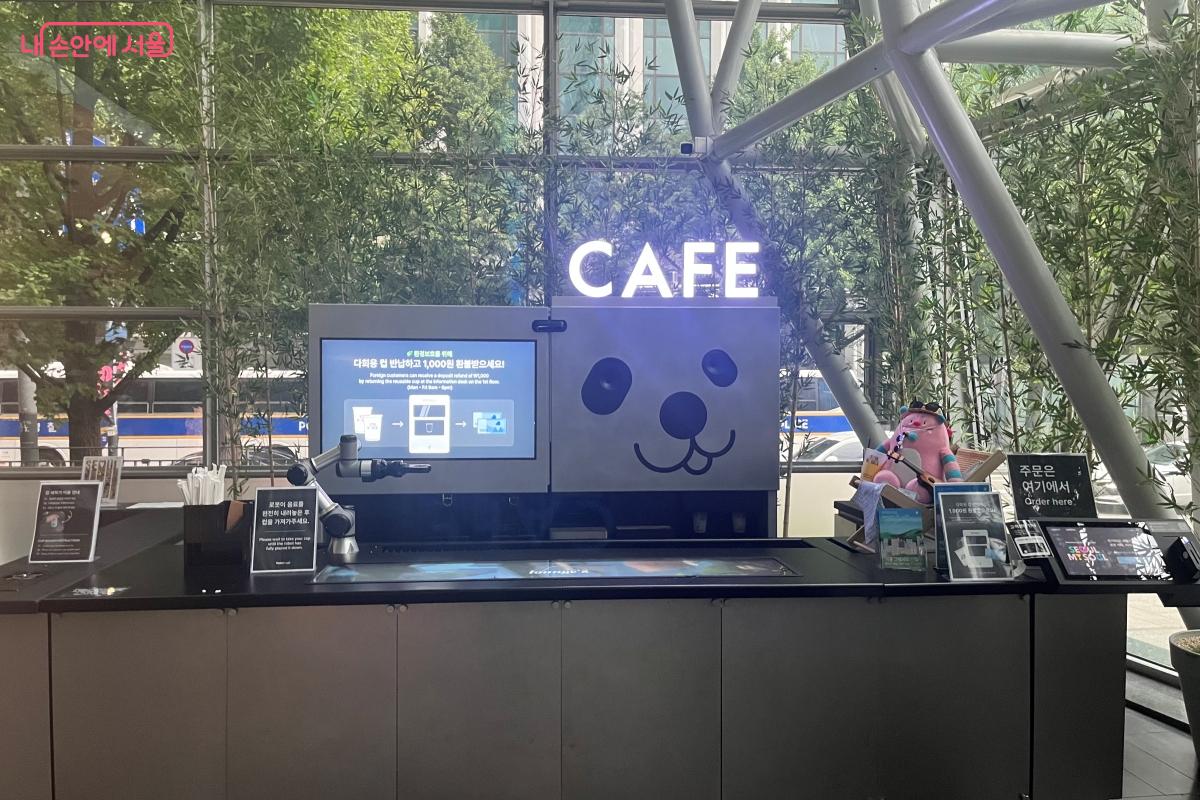 로봇이 커피를 제공해 주는 로봇카페 ©김연희