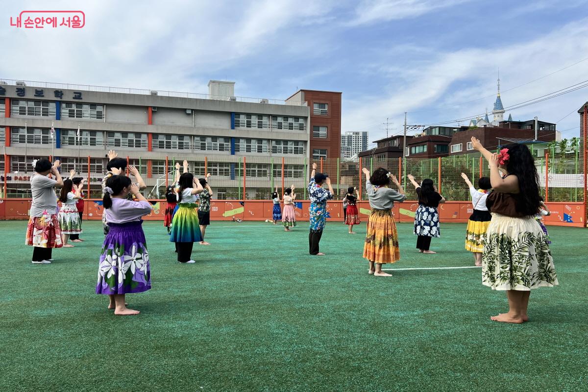 처음 배운 동작이지만, 금세 익숙해져 하나가 된 모습이 보기에 좋았다. ©박지영