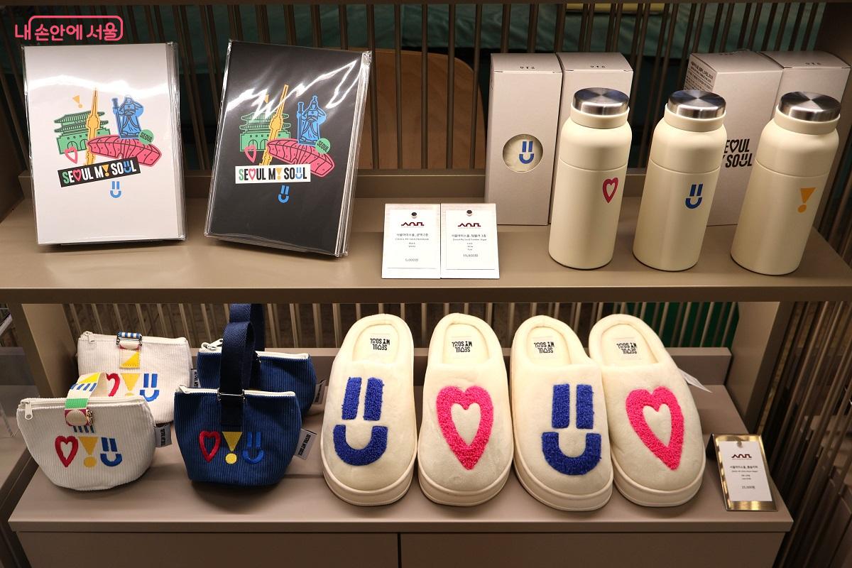 서울마이소울 이름으로 제작된 다양한 문화 상품을 볼 수 있다. ©이봉덕