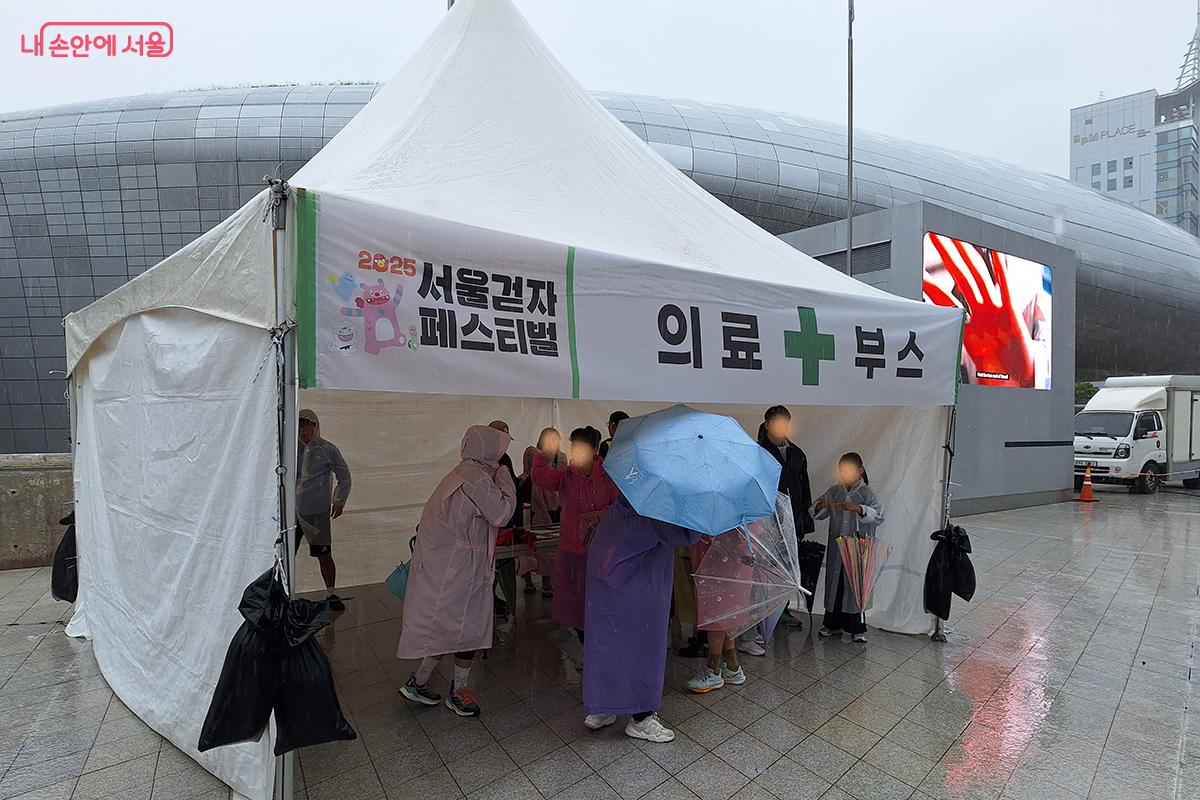 의료부스와 필수 의료 인력들이 배치되어 돌발 상황이나 즉시 후송 및 구호 조치 상황에 대비하는 모습이 보기 좋았다. 