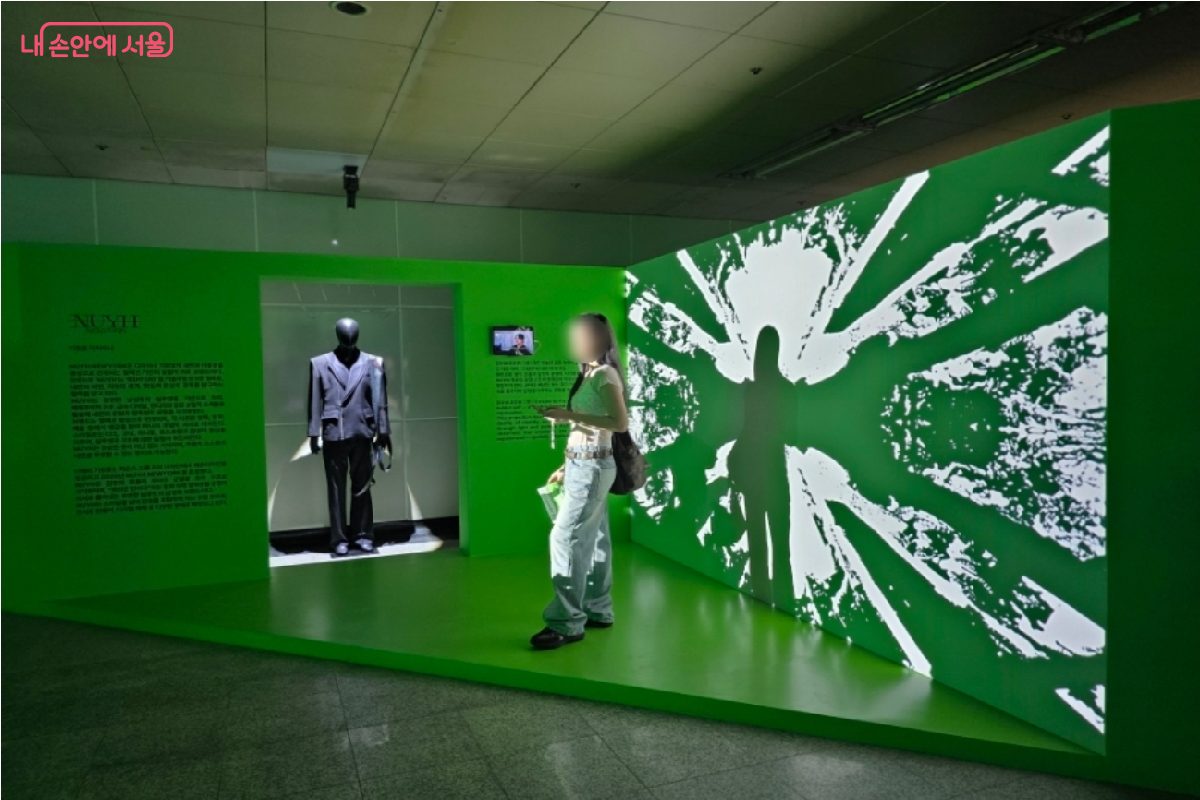 기현호(뉴이뉴욕) 디자이너 영상 작품 안에서 관람객이 직접 체험하고 있다. &copy;구정숙 
