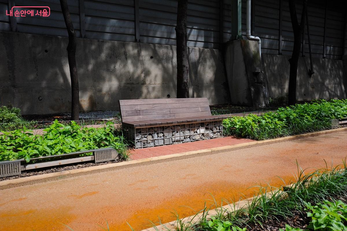 황톳길에 설치한 벤치 &copy;조수봉