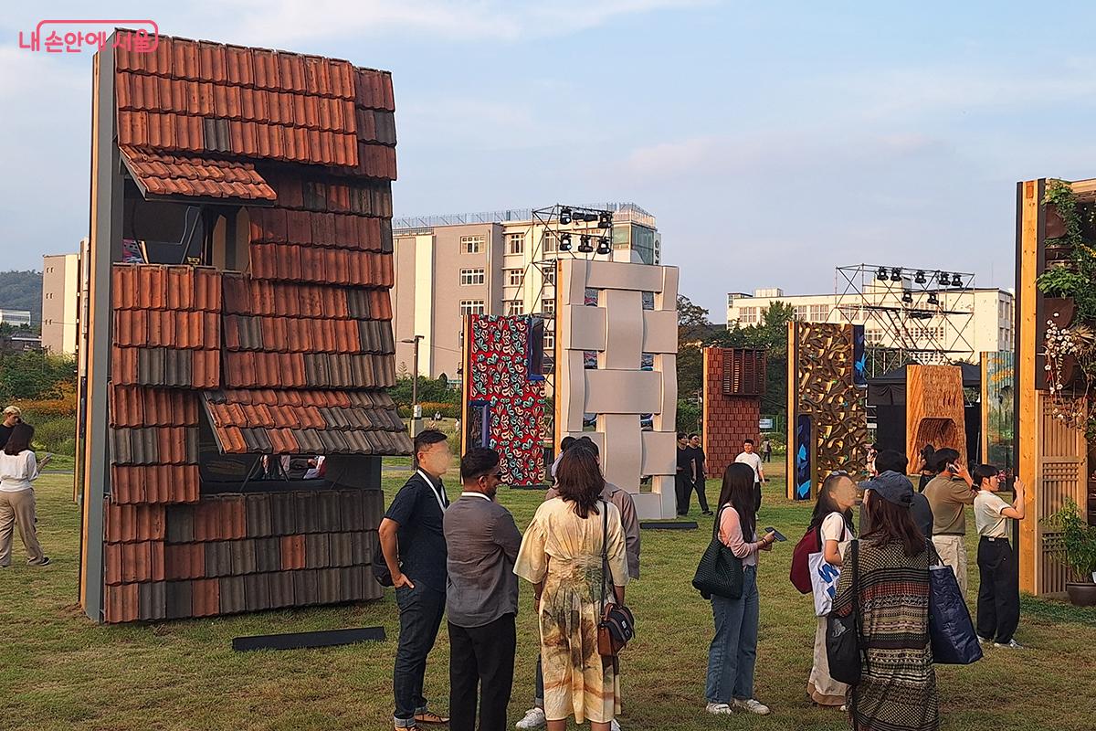 외국인 관람객들도 현장 스태프 들에게 다양한 의견과 질문을 쏟아내며 비엔날레에 대한 뜨거운 관심을 보였다.