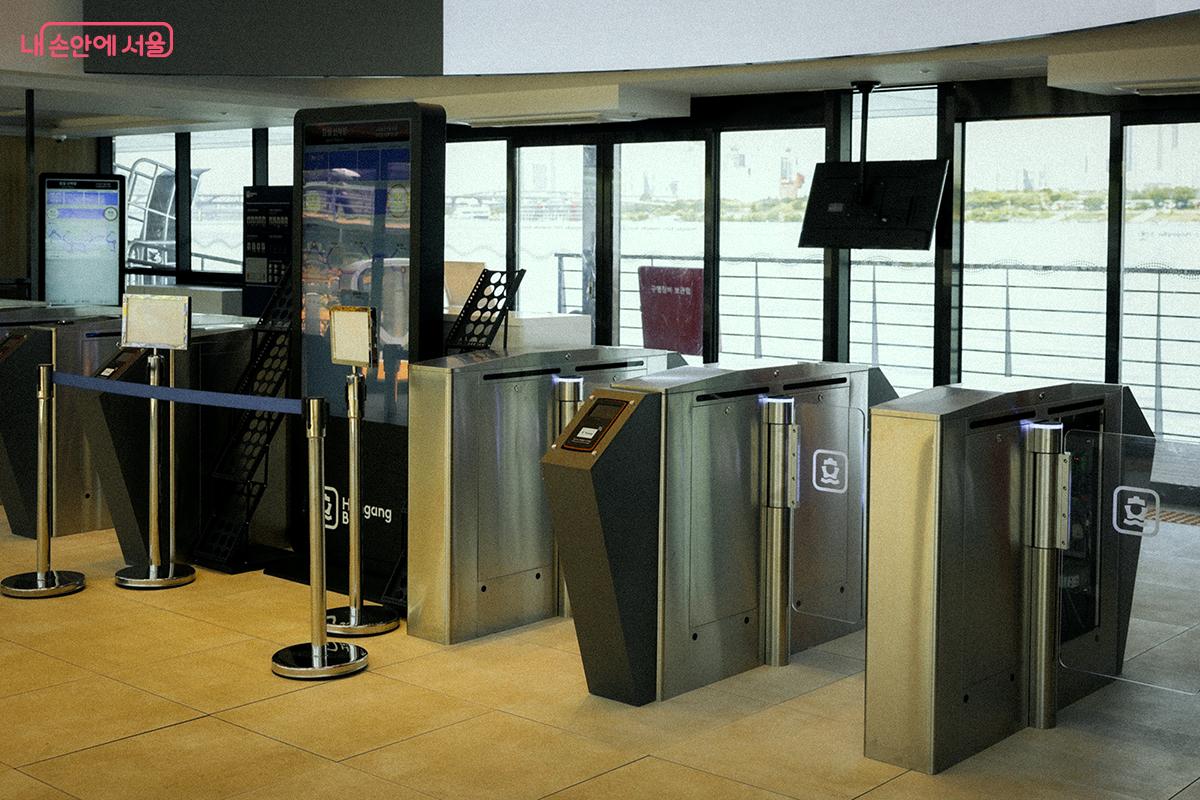  탑승게이트와 개집표기 &copy;김아름