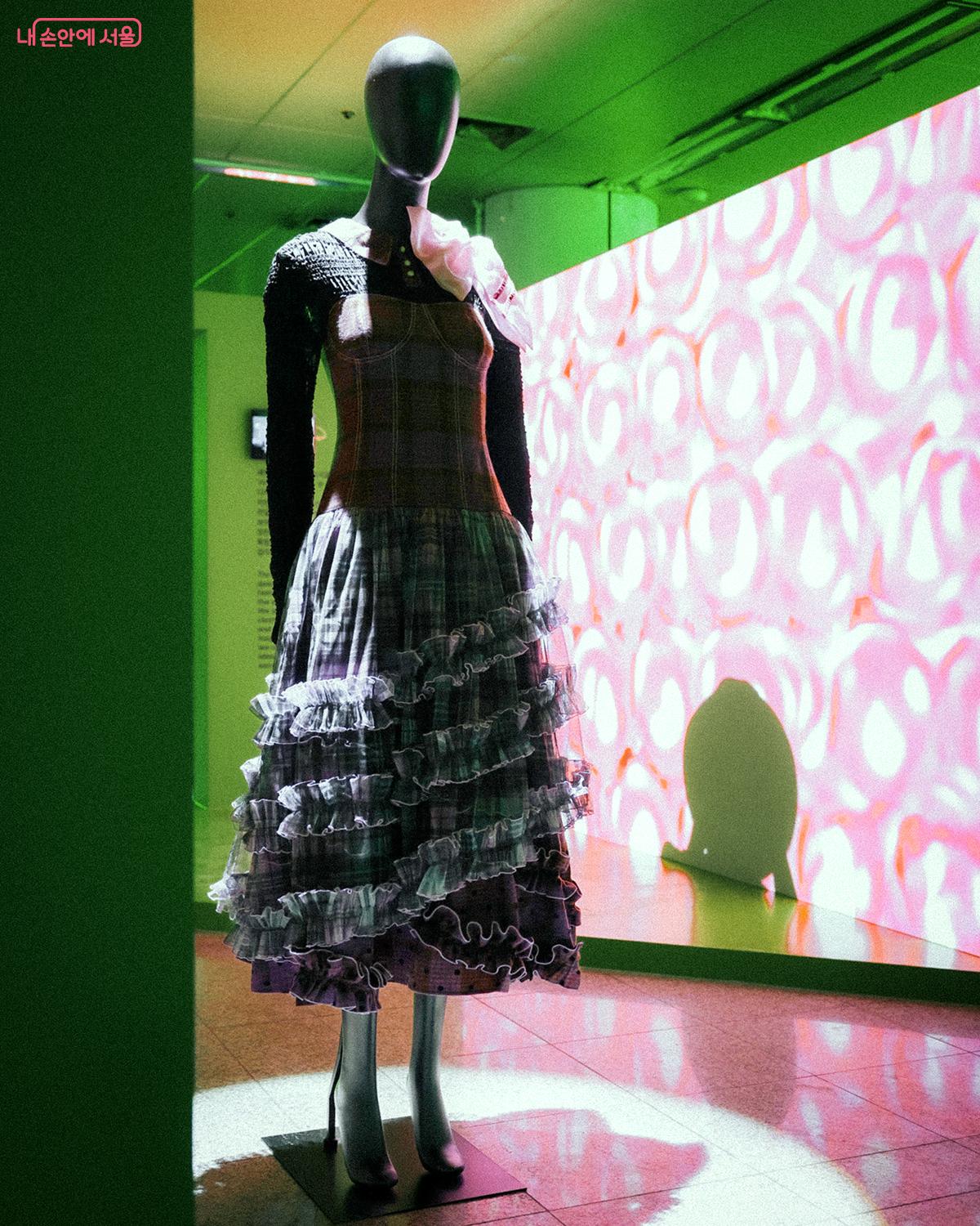 김민경(키셰리헤) 디자이너의 작품. 영상에 가까이 다가서면 빛으로 표현된 디지털 패턴을 통해, 천이 아닌 빛으로 된 옷을 입는 듯한 체험했다. ©김아름