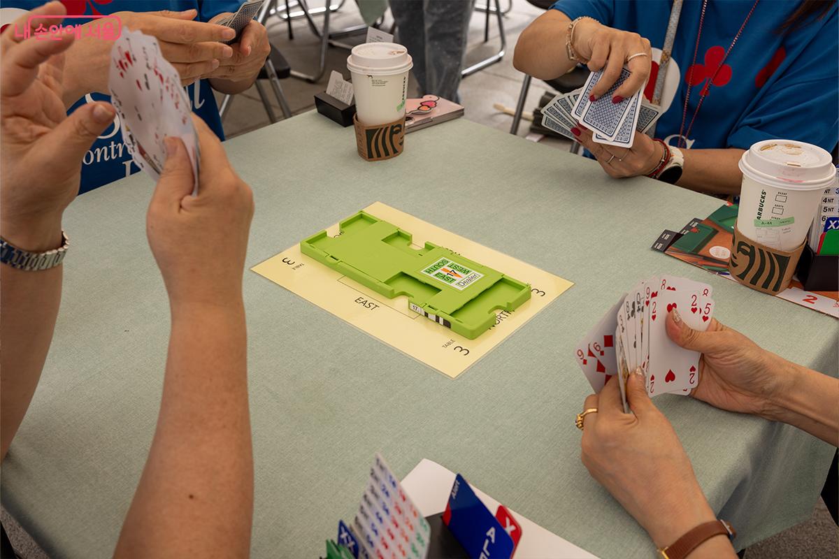 서울시체육회 홍보부스에서 시민들이 브리지 게임을 직접 체험하고 있다. &copy;장신자