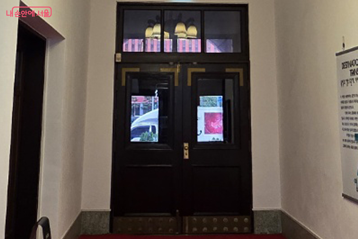 귀빈들의 출입문은 두 번의 문을 통과해 들어오도록 되어 있다. ©장미화