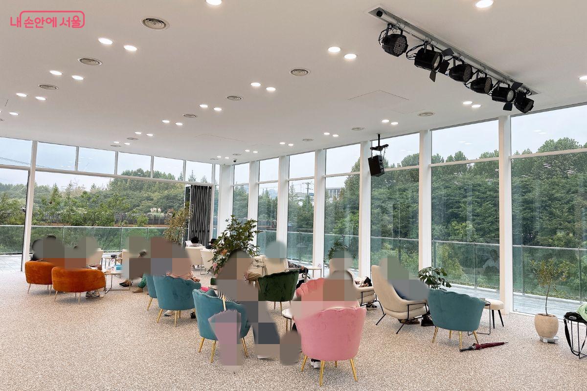 카페에 온 듯 쾌적한 공간에서 여유로운 시간을 즐겼다. ©김재형